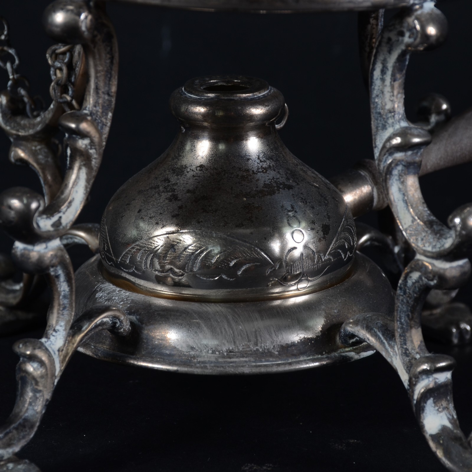 Samovar de metal prateado com folhagens em relevo, Tampa com pequenos... - foto 4 de 5
