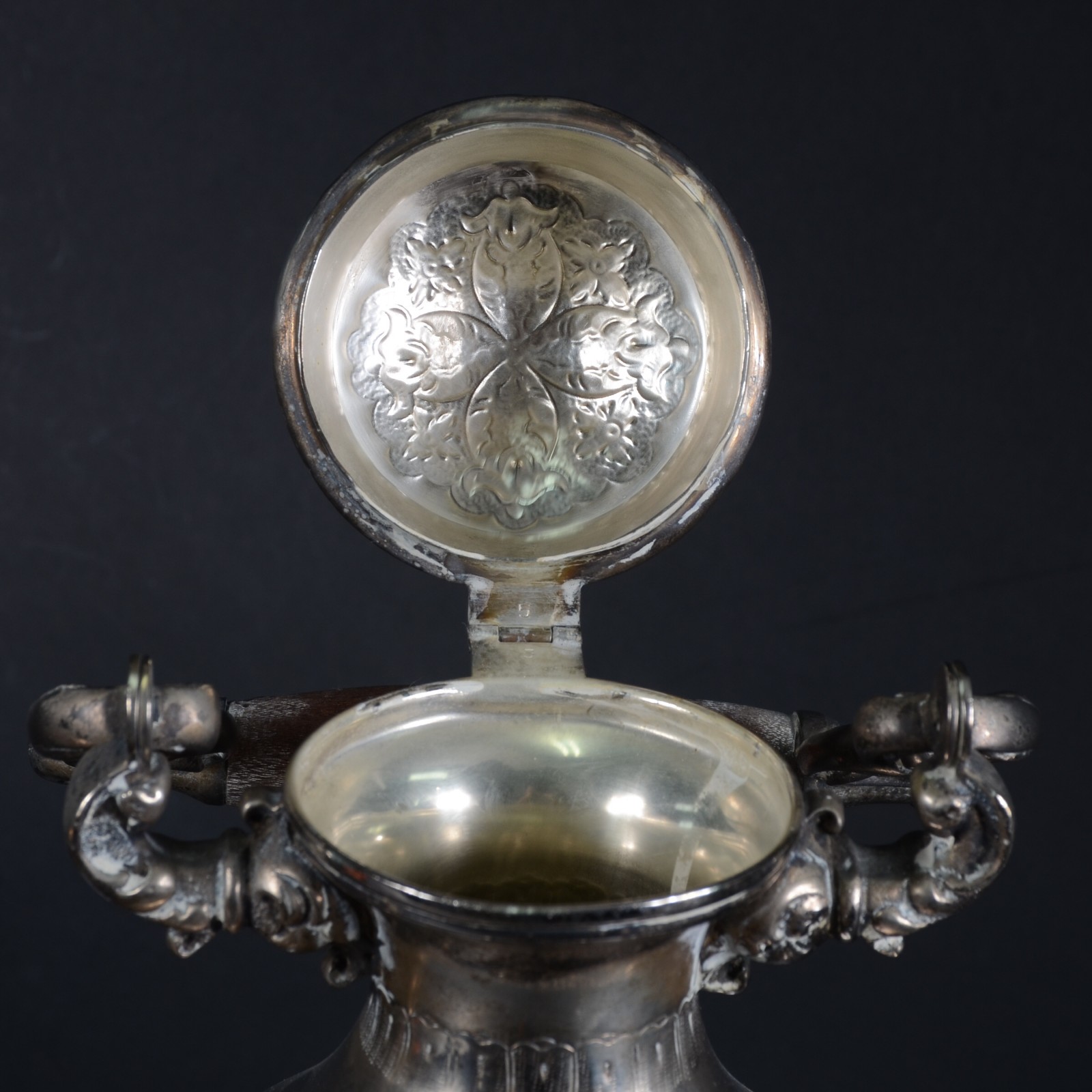 Samovar de metal prateado com folhagens em relevo, Tampa com pequenos... - foto 5 de 5