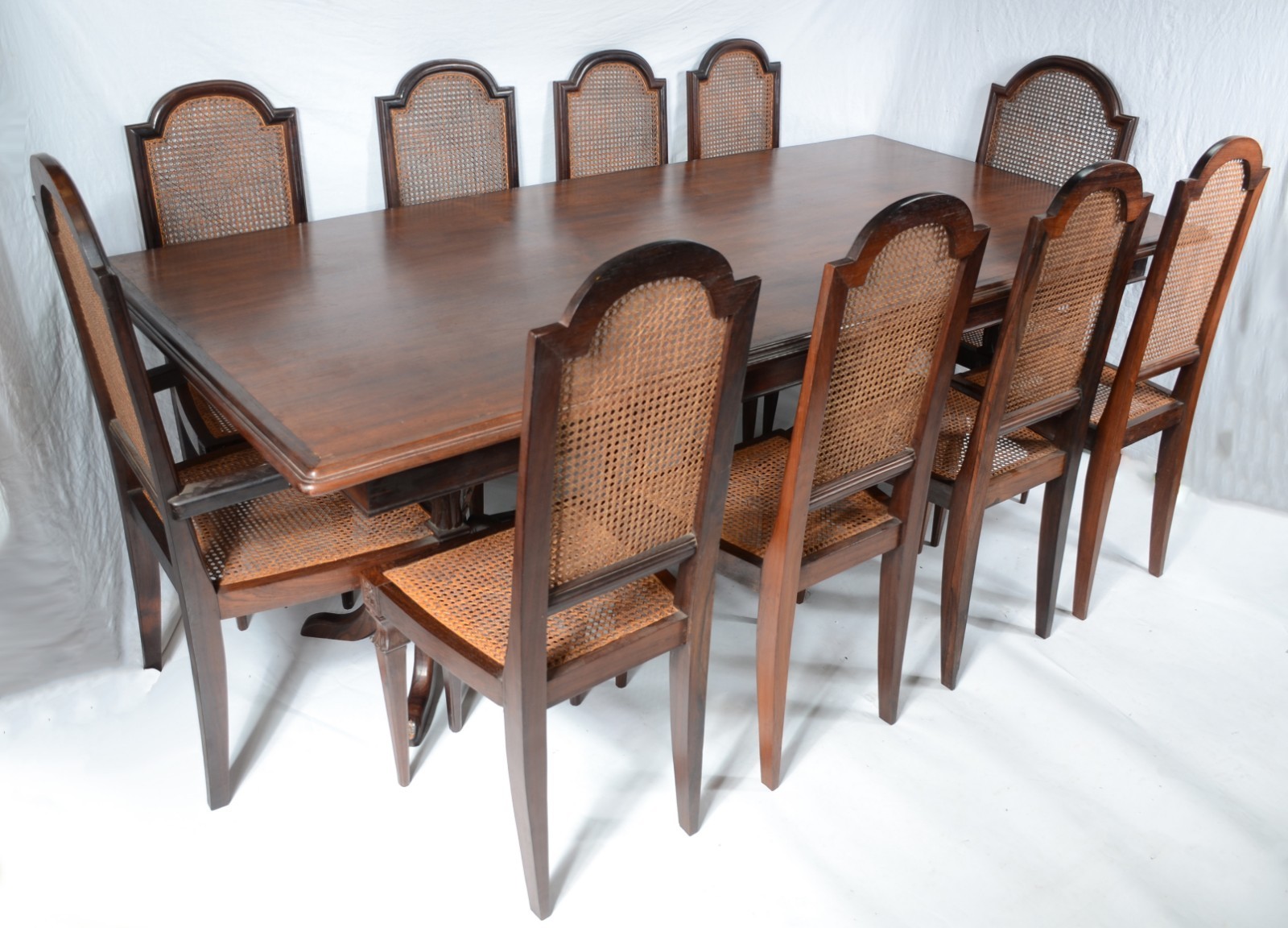 Mesa de jantar de jacarandá. Acompanham 10 cadeiras sendo duas com... - foto 1 de 11