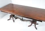 Mesa de jantar de jacarandá. Acompanham 10 cade... - Mesa de jantar de jacarandá. Acompanham 10 cadeiras sendo duas com braços (um singela quebrada), forração de palhinha e almofadas soltas.