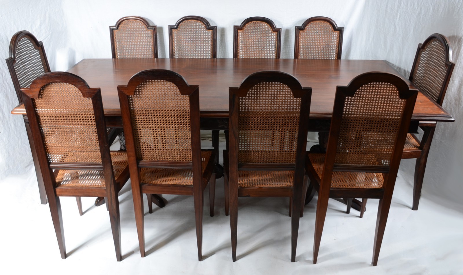 Mesa de jantar de jacarandá. Acompanham 10 cadeiras sendo duas com... - foto 2 de 11
