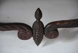 Mesa de jantar de jacarandá. Acompanham 10 cade... - Mesa de jantar de jacarandá. Acompanham 10 cadeiras sendo duas com braços (um singela quebrada), forração de palhinha e almofadas soltas.