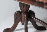 Mesa de jantar de jacarandá. Acompanham 10 cade... - Mesa de jantar de jacarandá. Acompanham 10 cadeiras sendo duas com braços (um singela quebrada), forração de palhinha e almofadas soltas.