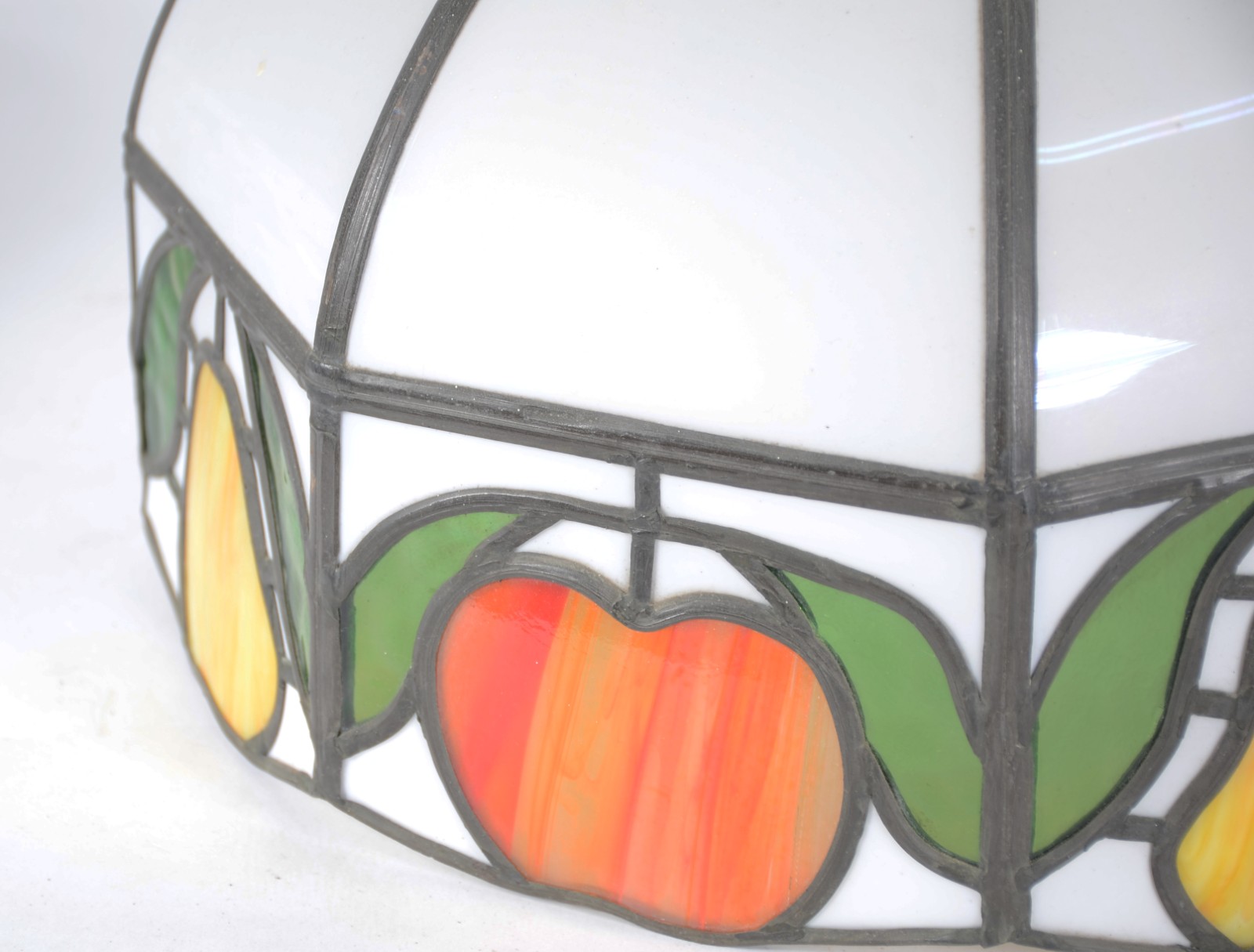 Lustre de metal com placas de vidro colorido - foto 5 de 6