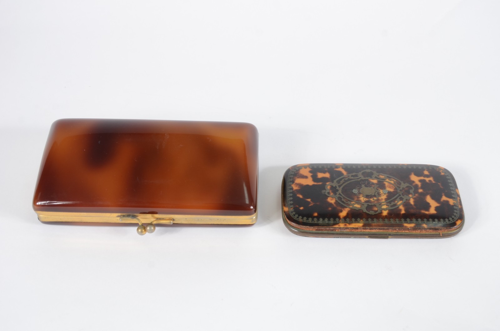 Duas peças sendo "trousse" de tartaruga e bolsa de mão com detalhes... - foto 1 de 8