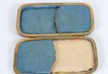 Duas peças sendo "trousse" de tartaruga e bolsa... - Duas peças sendo "trousse" de tartaruga e bolsa de mão com detalhes dourados (desgastes).