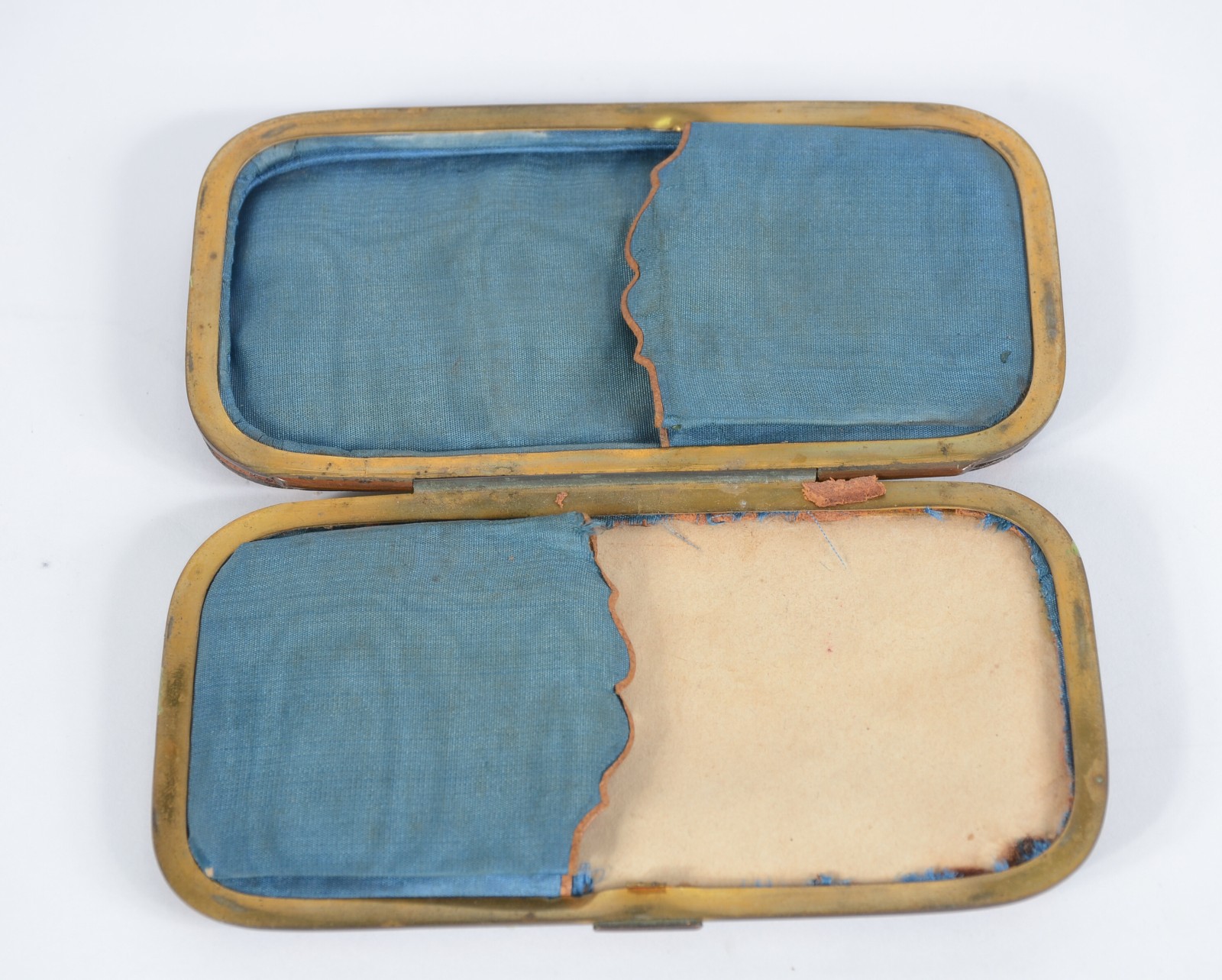 Duas peças sendo "trousse" de tartaruga e bolsa de mão com detalhes... - foto 3 de 8