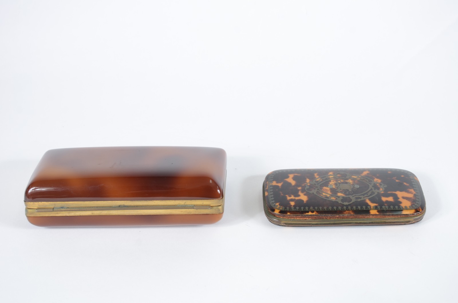 Duas peças sendo "trousse" de tartaruga e bolsa de mão com detalhes... - foto 5 de 8
