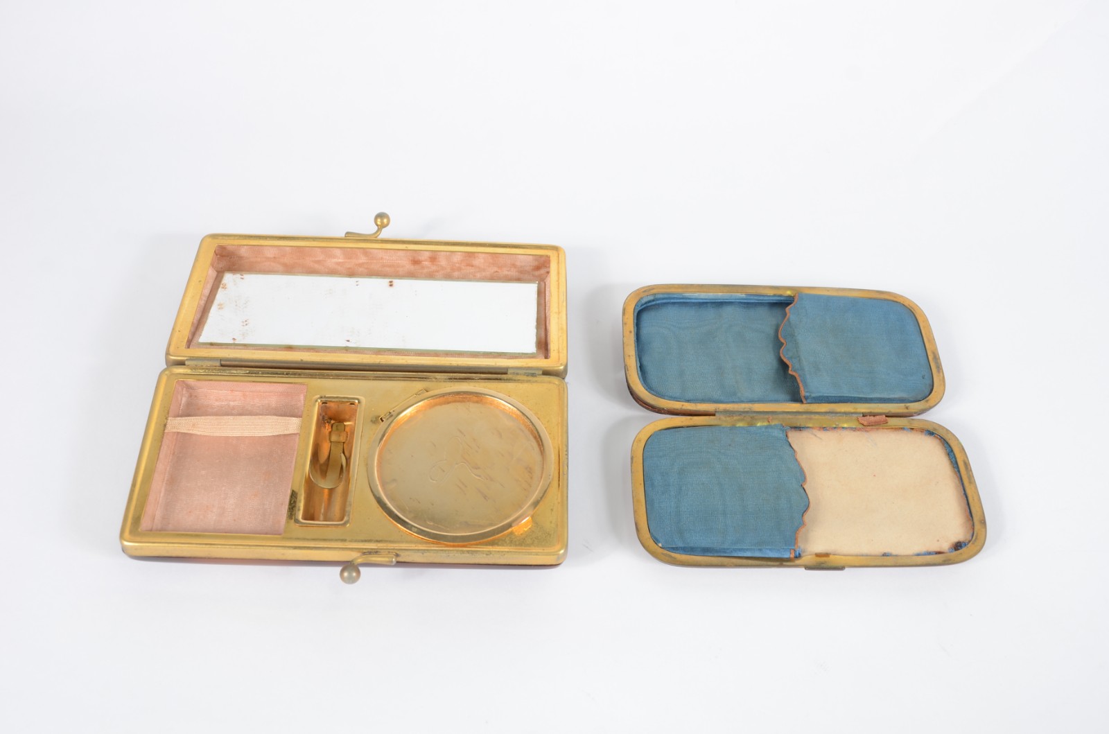 Duas peças sendo "trousse" de tartaruga e bolsa de mão com detalhes... - foto 7 de 8