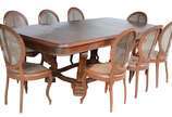 Mesa de jantar de madeira nobre com 8 cadeiras ... - Mesa de jantar de madeira nobre com 8 cadeiras feitio medalhão com forração de palhinha (duas com palhinha com defeito).