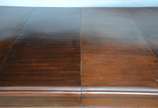 Mesa de jantar de madeira nobre com 8 cadeiras ... - Mesa de jantar de madeira nobre com 8 cadeiras feitio medalhão com forração de palhinha (duas com palhinha com defeito).