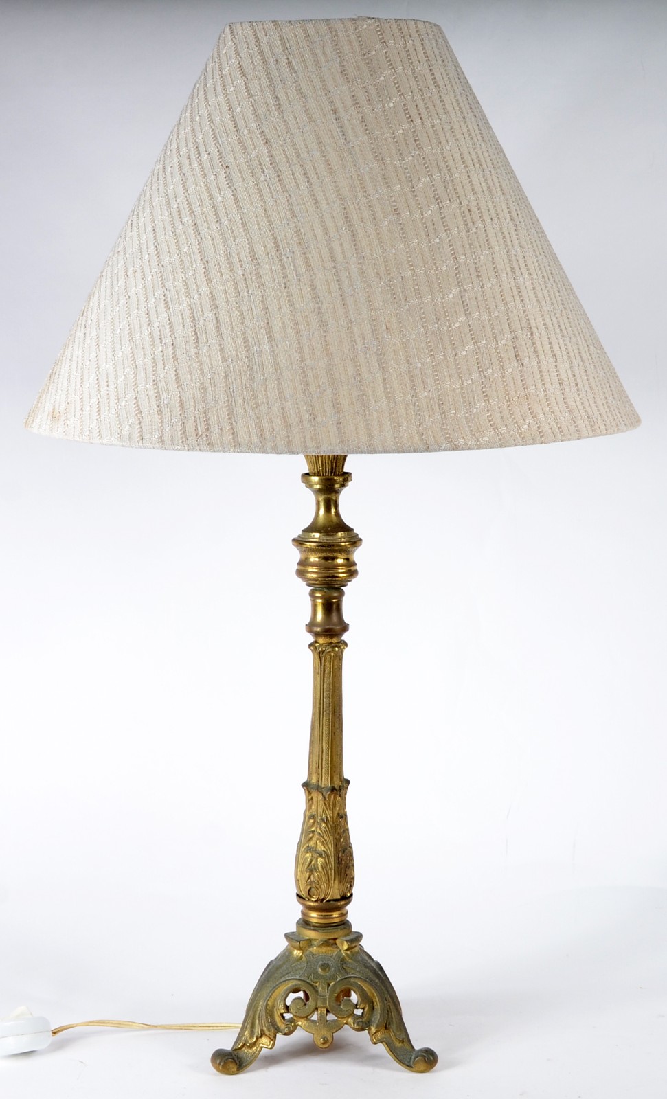 Abatjour de metal dourado com cúpula de tecido na cor bege... - foto 1 de 8