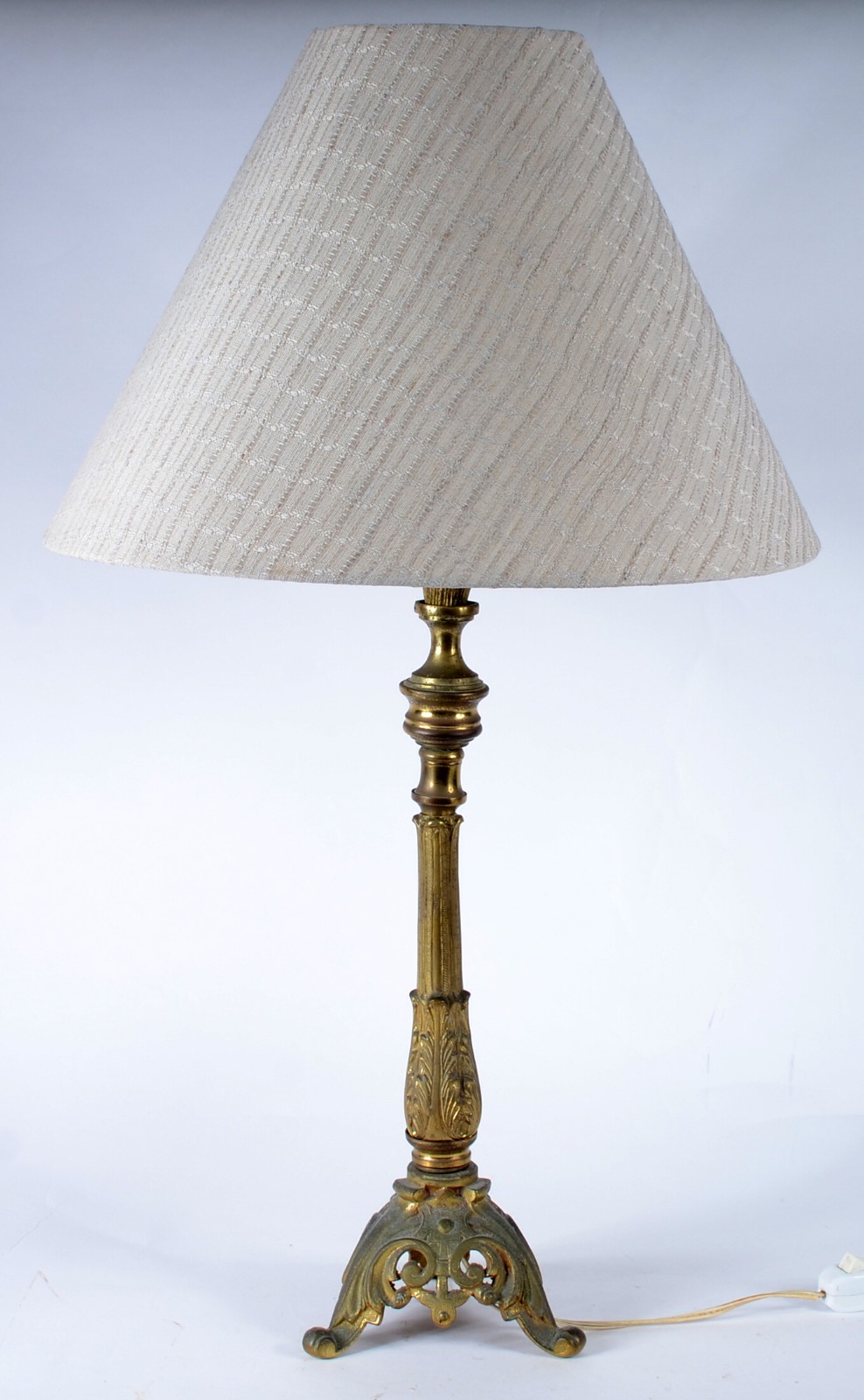 Abatjour de metal dourado com cúpula de tecido na cor bege... - foto 4 de 8