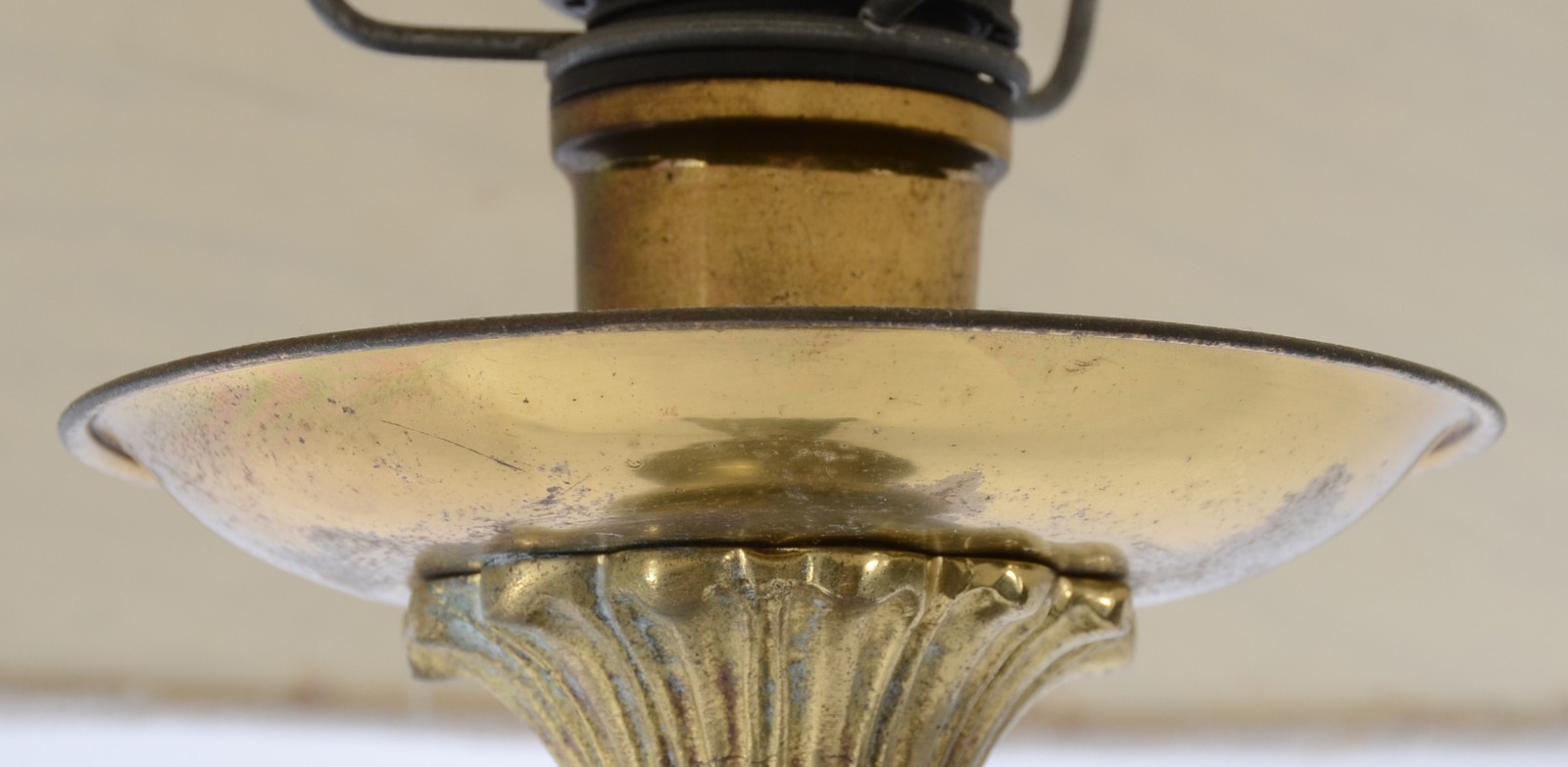 Abatjour de metal dourado com cúpula de tecido na cor bege... - foto 6 de 8