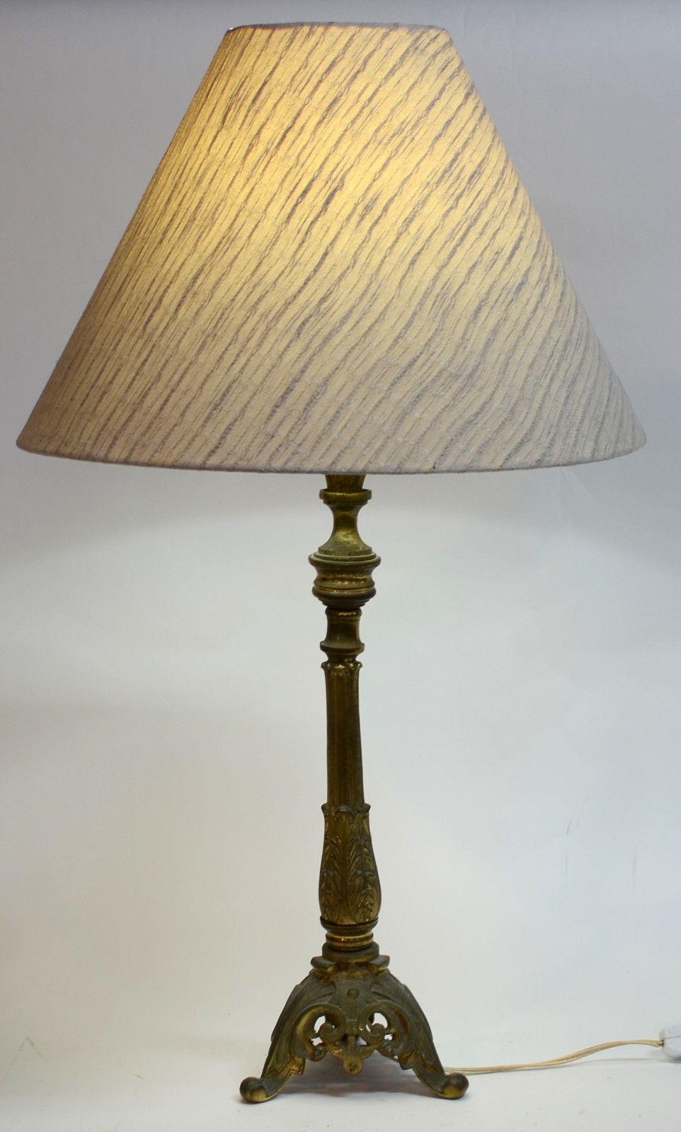 Abatjour de metal dourado com cúpula de tecido na cor bege... - foto 8 de 8