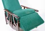 Poltrona reclinável de madeira nobre, detalhes ... - Poltrona reclinável de madeira nobre, detalhes torneados, estofamento forrado com tecido verde.
