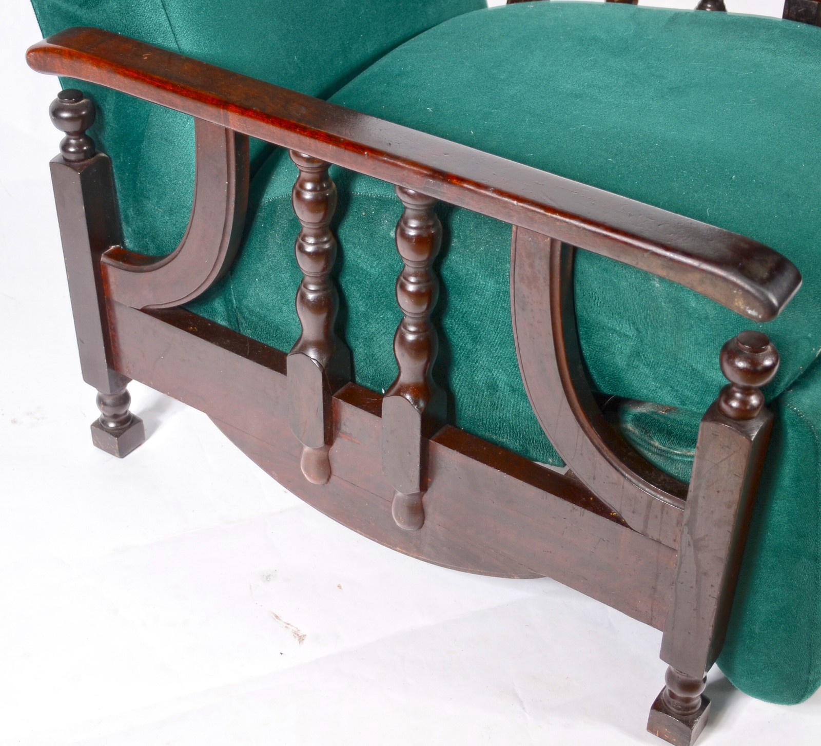 Poltrona reclinável de madeira nobre, detalhes torneados, estofamento... - foto 4 de 5