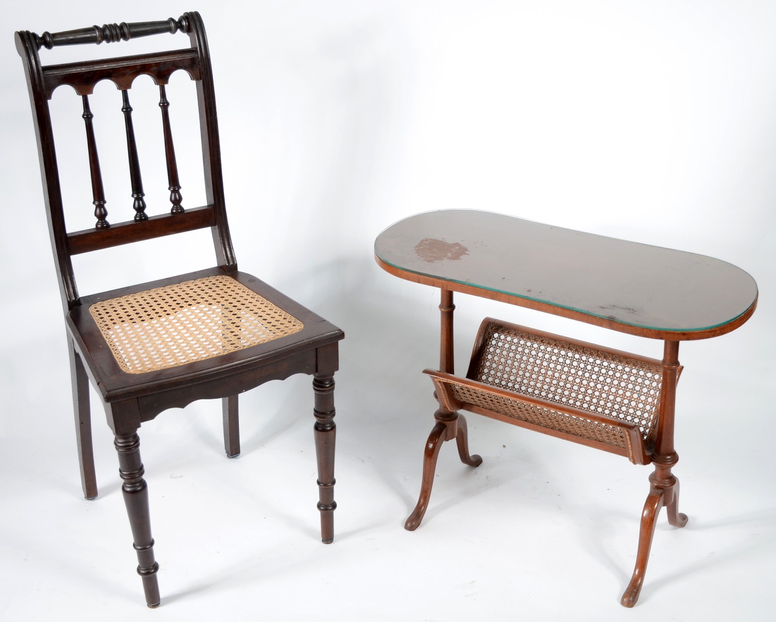 Duas peças de madeira nobre, sendo: mesa revisteiro com detalhe de... - foto 1 de 8