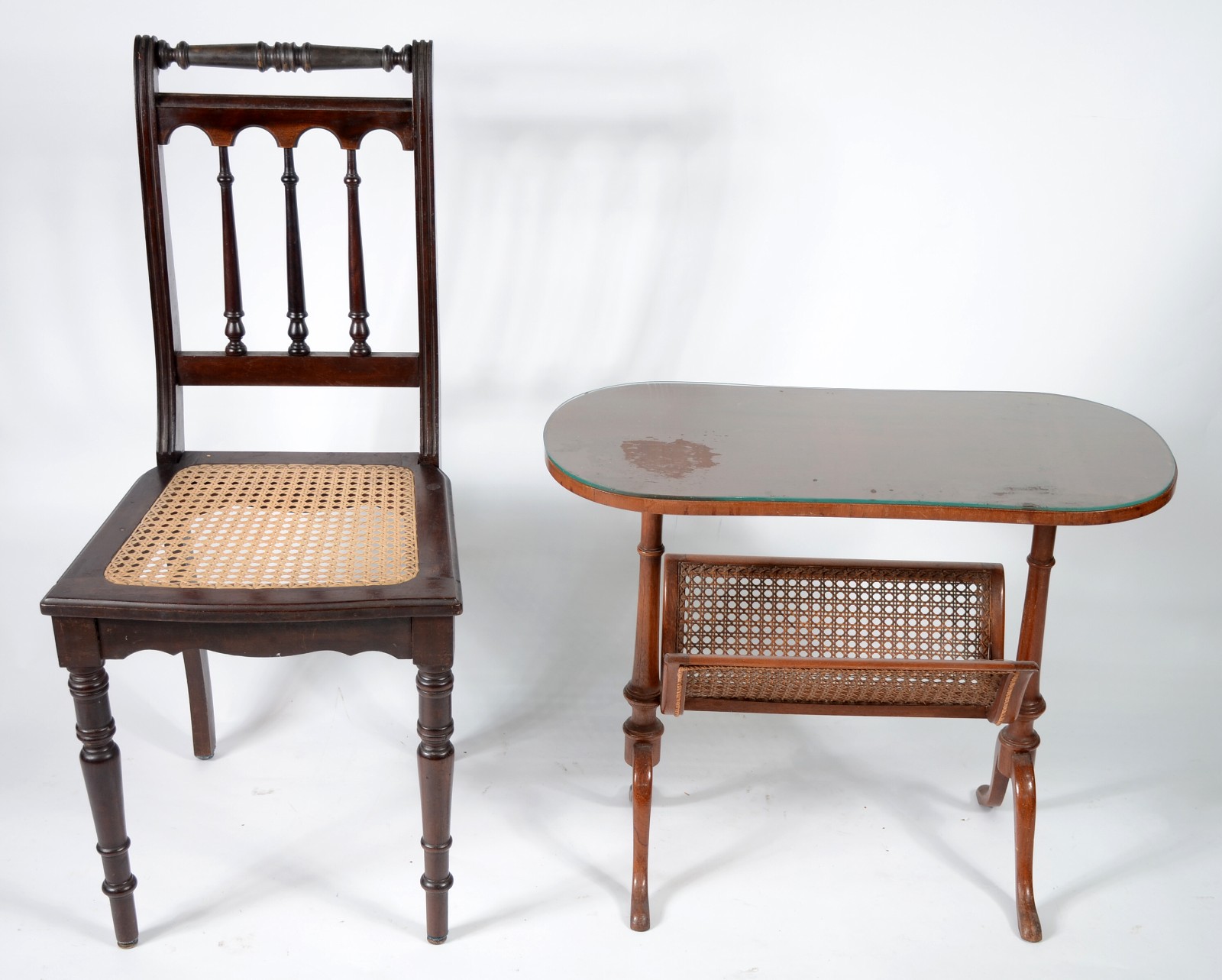Duas peças de madeira nobre, sendo: mesa revisteiro com detalhe de... - foto 2 de 8