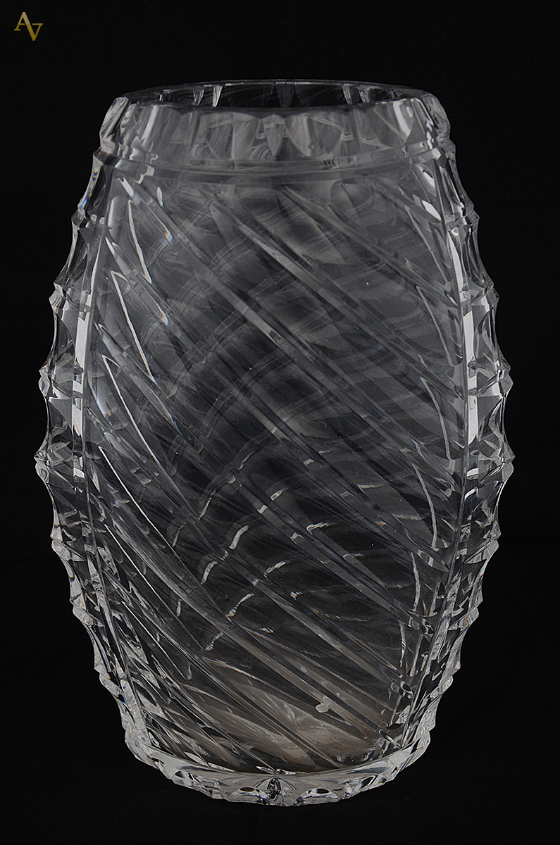 Vaso de cristal europeu lapidado feitio bombé. Altura 30 cm.