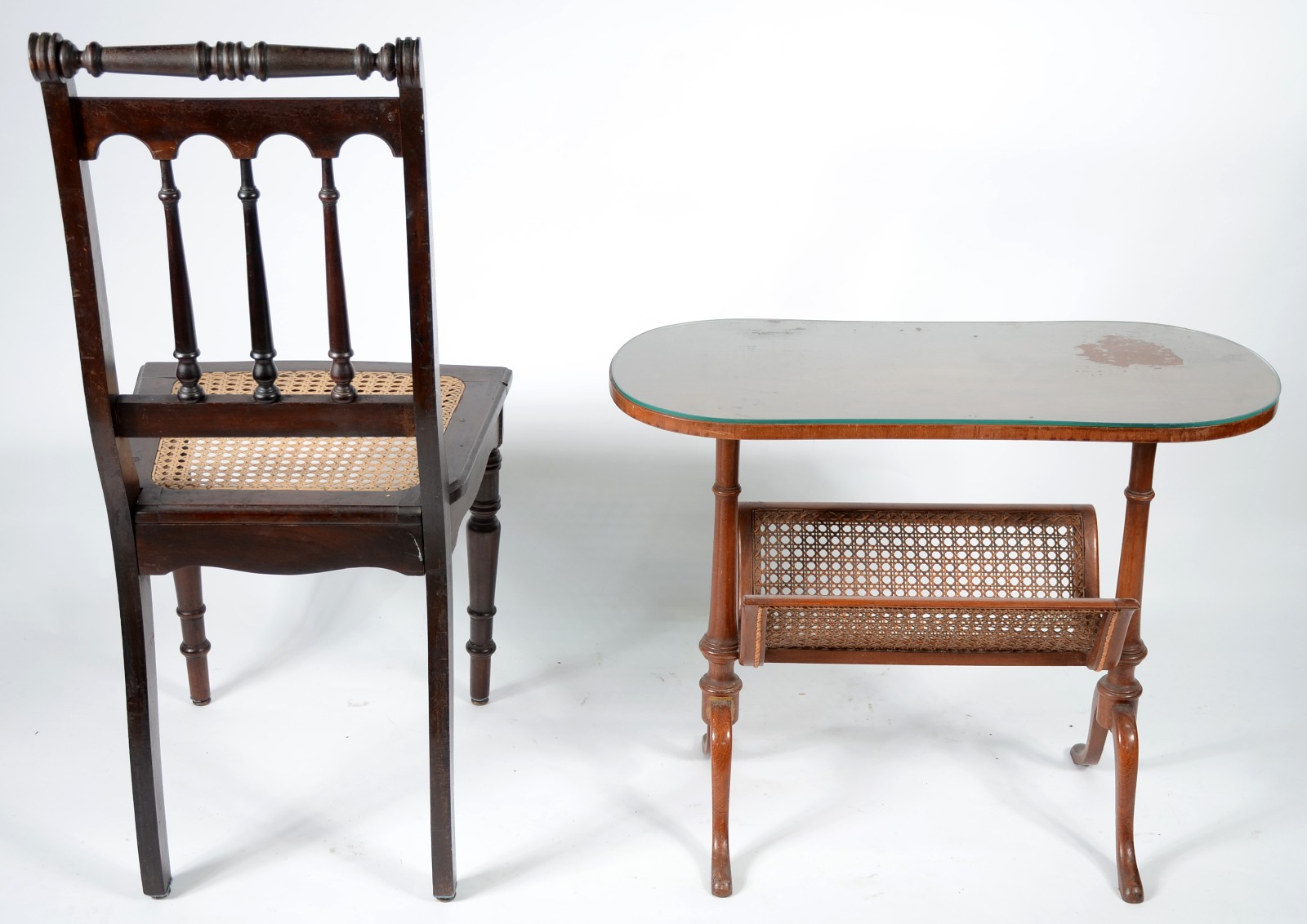 Duas peças de madeira nobre, sendo: mesa revisteiro com detalhe de... - foto 6 de 8