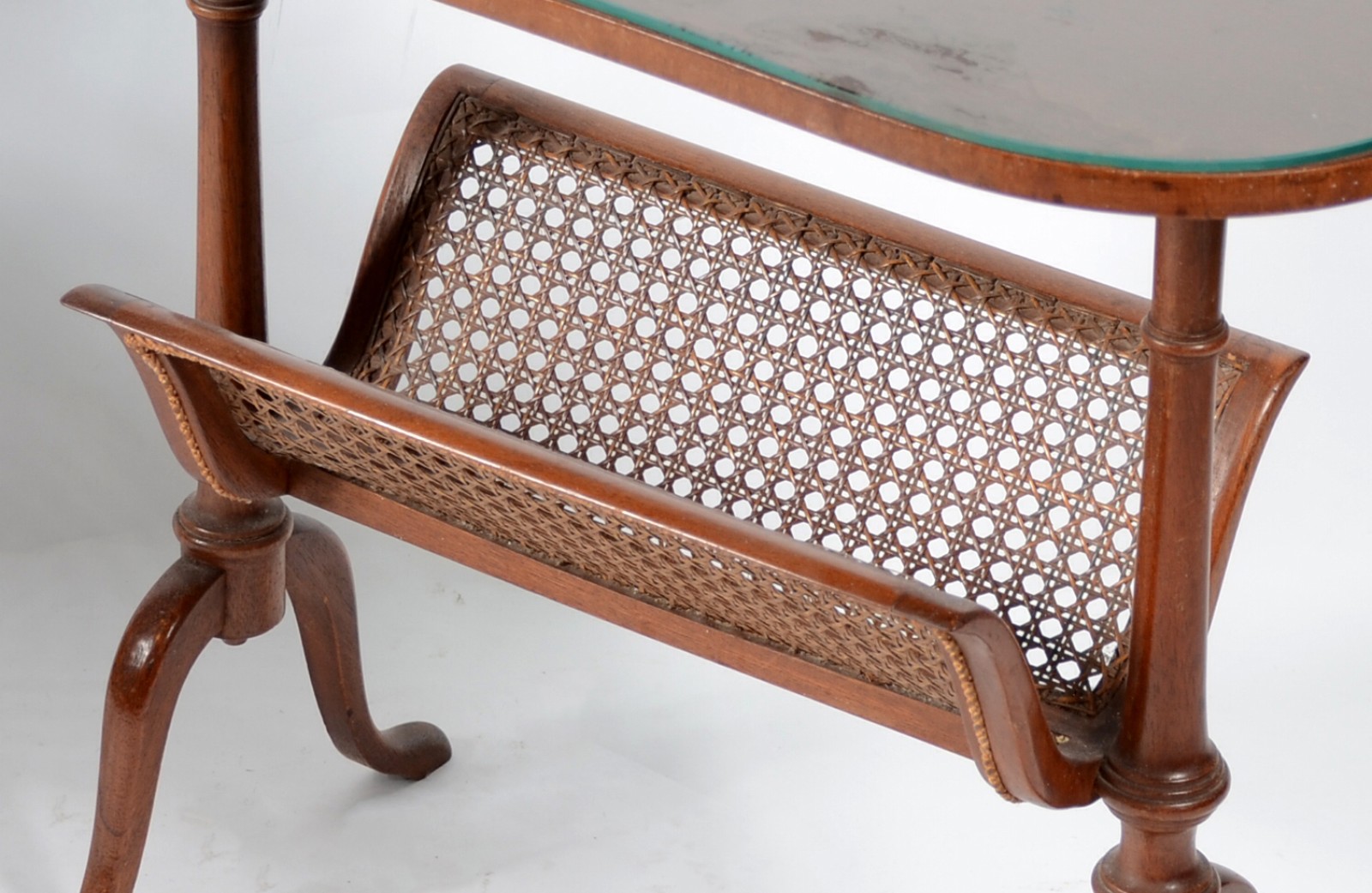 Duas peças de madeira nobre, sendo: mesa revisteiro com detalhe de... - foto 7 de 8