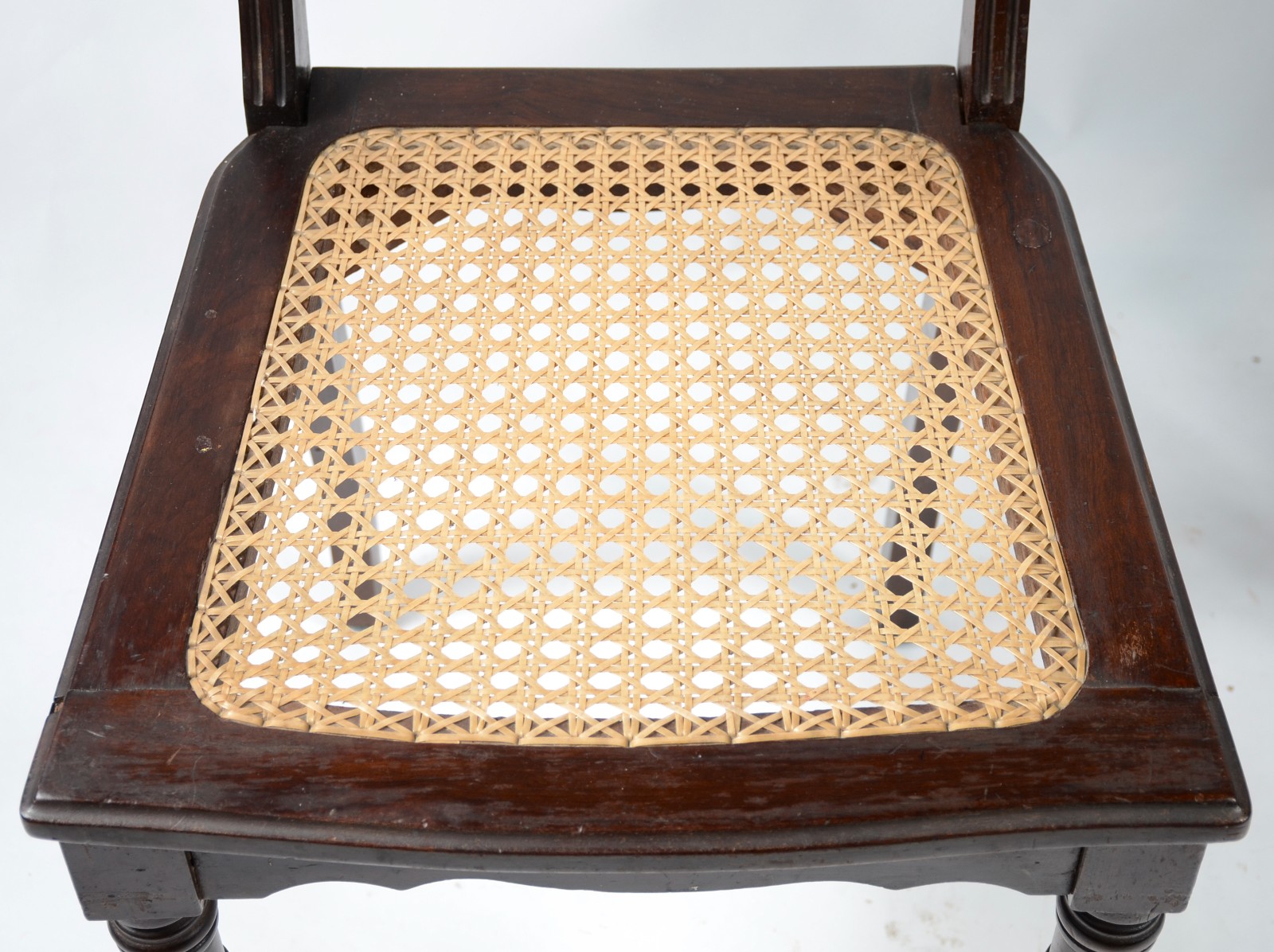 Duas peças de madeira nobre, sendo: mesa revisteiro com detalhe de... - foto 8 de 8