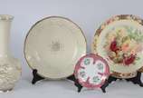Diversas peças de porcelana, sendo: 3 pratos de... - Diversas peças de porcelana, sendo: 3 pratos decorativos e um vaso para flores, várias decorações.