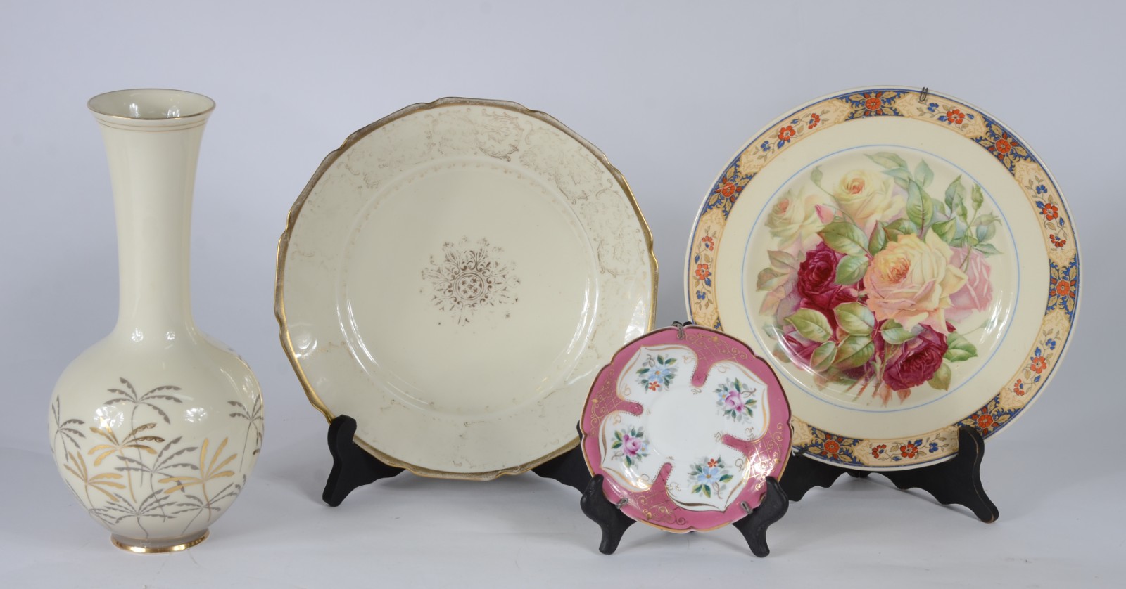 Diversas peças de porcelana, sendo: 3 pratos decorativos e um vaso... - foto 1 de 4