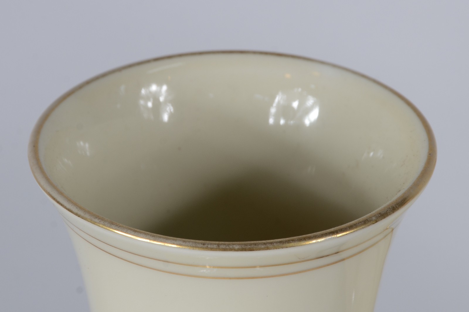 Diversas peças de porcelana, sendo: 3 pratos decorativos e um vaso... - foto 2 de 4