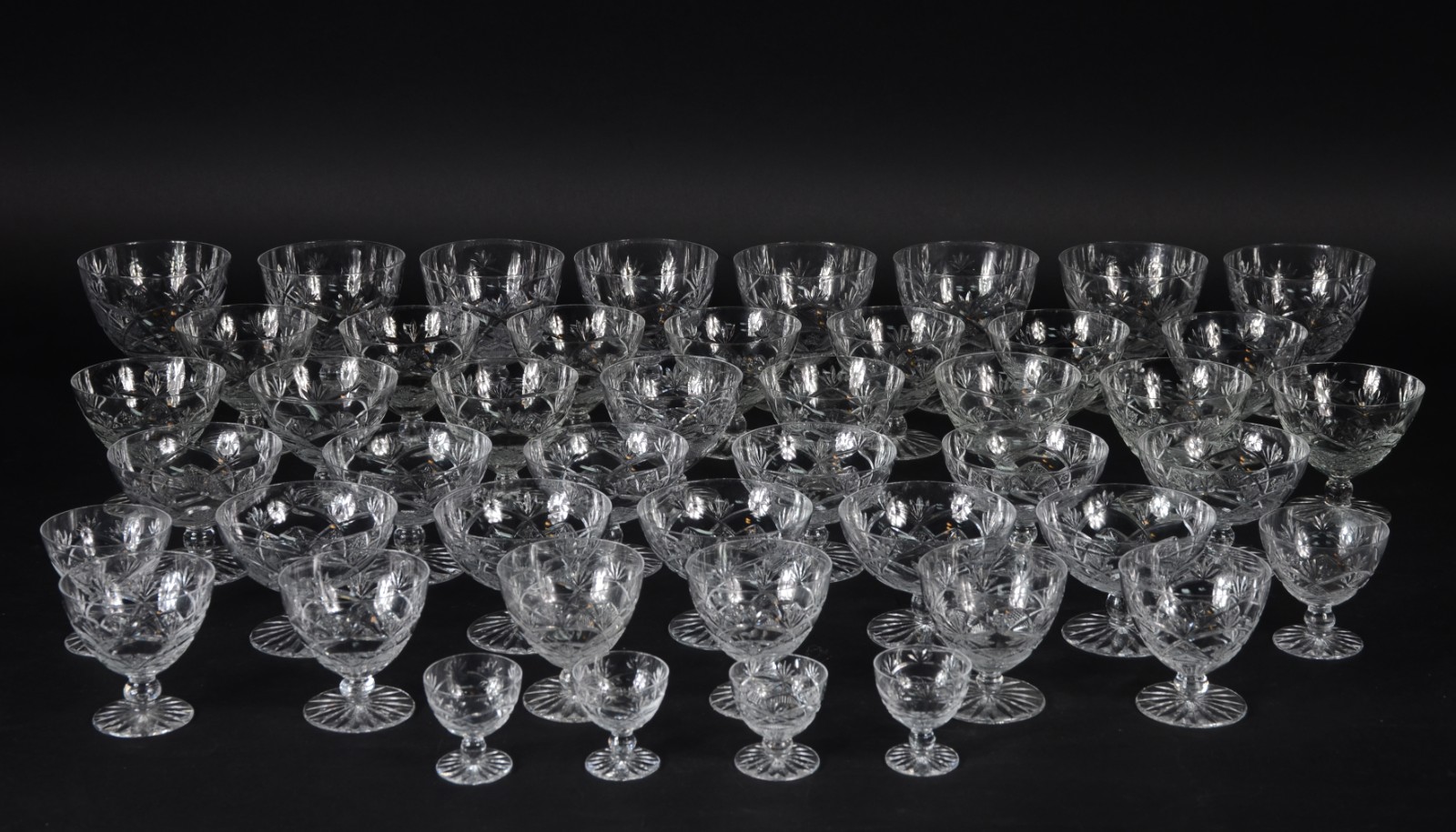 Serviço de cristal lapidado, sendo: 8 para água, 15 para vinho tinto... - foto 1 de 5