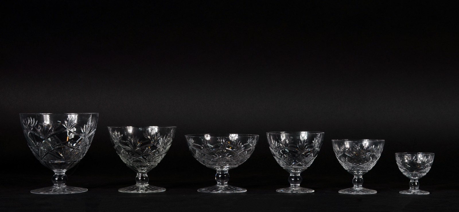 Serviço de cristal lapidado, sendo: 8 para água, 15 para vinho tinto... - foto 3 de 5