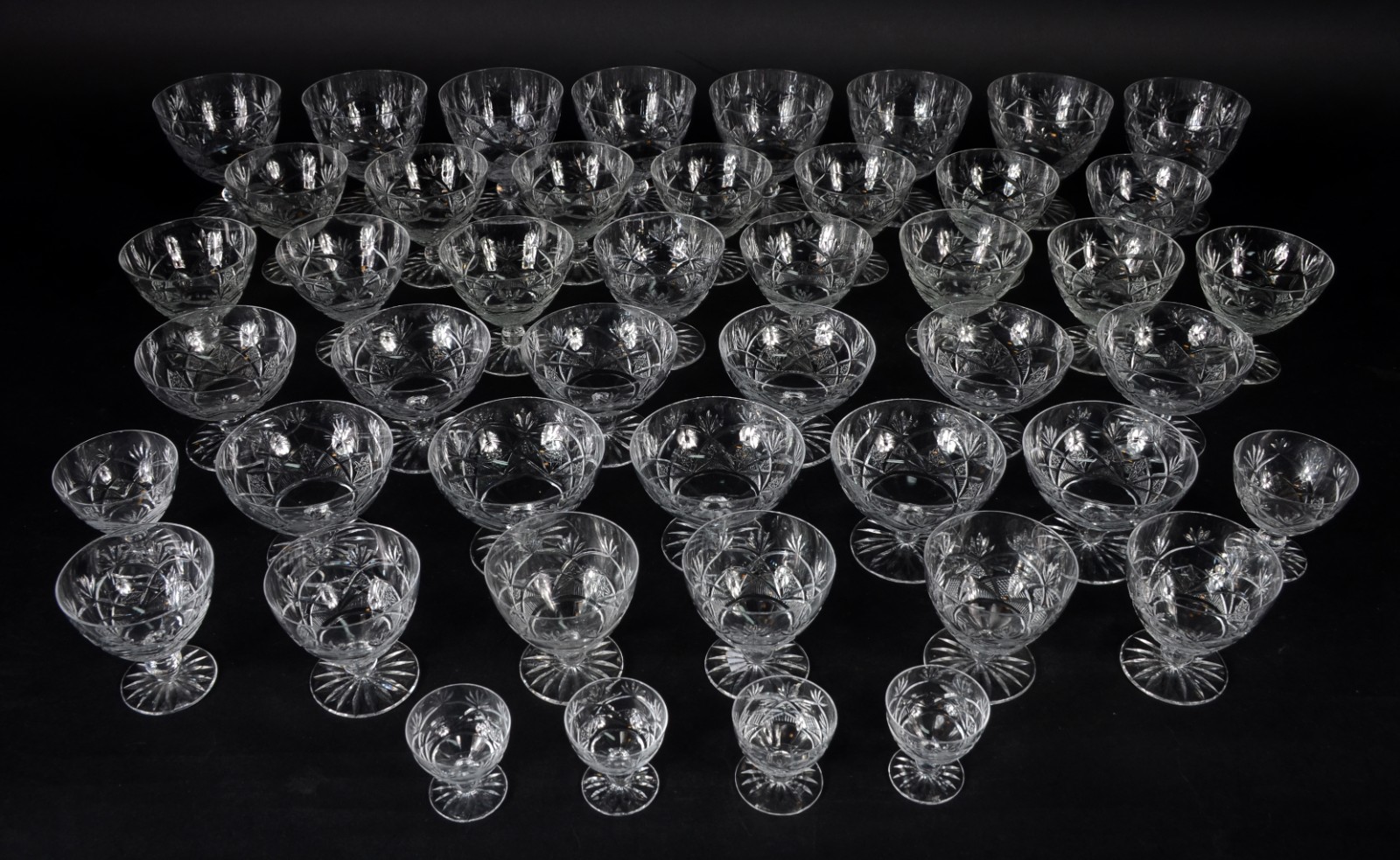 Serviço de cristal lapidado, sendo: 8 para água, 15 para vinho tinto... - foto 2 de 5