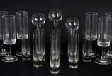 Lote com 18 peças diversas, sendo: 9 copos de c... - Lote com 18 peças diversas, sendo: 9 copos de cristal para vodka, 6 flutes de acrílico, 3 castiçais de vidro em tamanhos variados.
