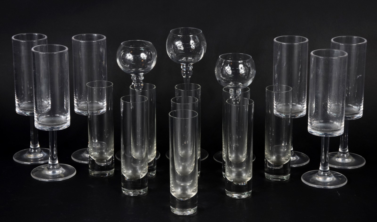 Lote com 18 peças diversas, sendo: 9 copos de cristal para vodka, 6... - foto 1 de 3