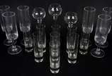 Lote com 18 peças diversas, sendo: 9 copos de c... - Lote com 18 peças diversas, sendo: 9 copos de cristal para vodka, 6 flutes de acrílico, 3 castiçais de vidro em tamanhos variados.