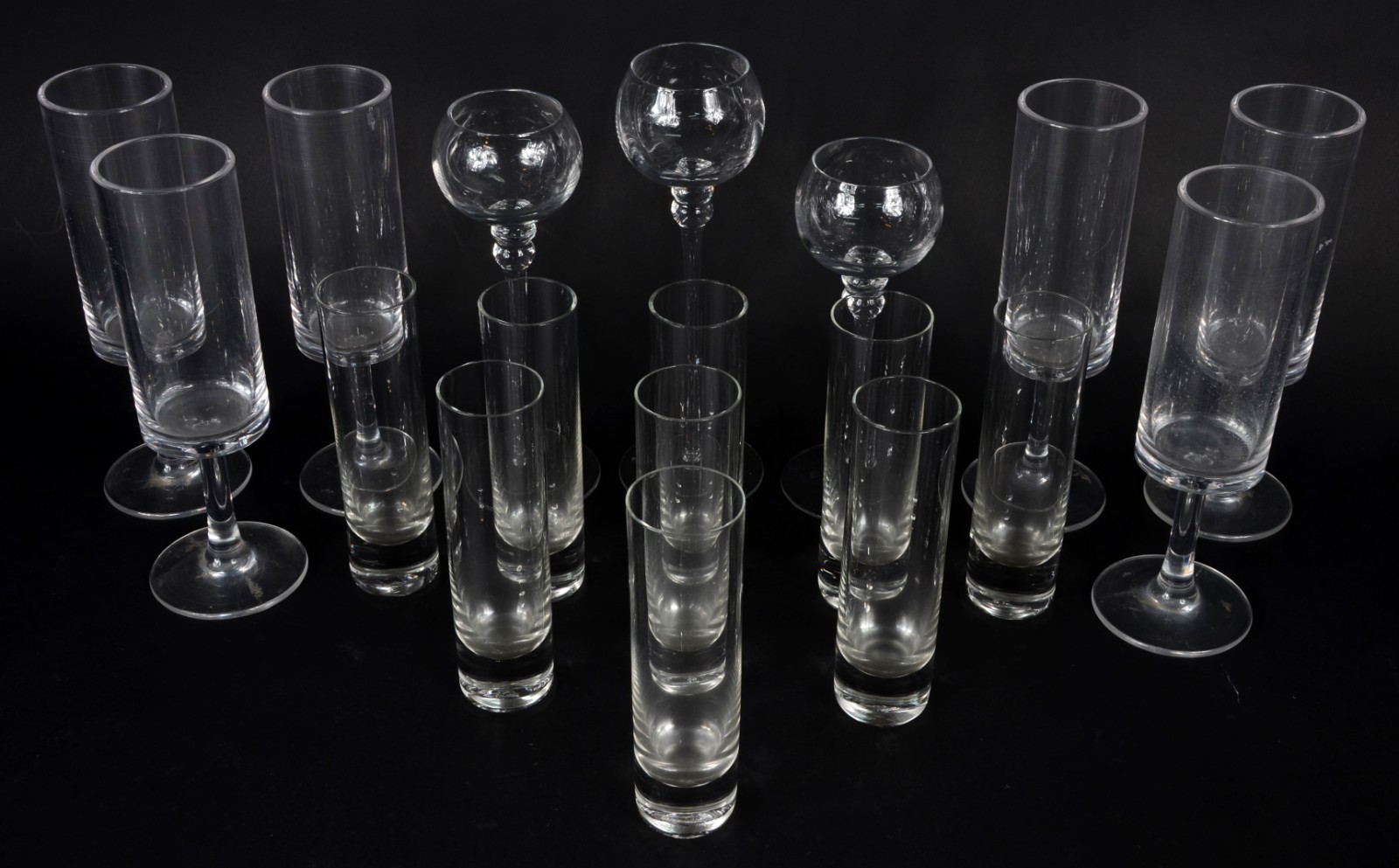Lote com 18 peças diversas, sendo: 9 copos de cristal para vodka, 6... - foto 2 de 3