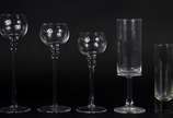 Lote com 18 peças diversas, sendo: 9 copos de c... - Lote com 18 peças diversas, sendo: 9 copos de cristal para vodka, 6 flutes de acrílico, 3 castiçais de vidro em tamanhos variados.