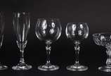 Lote com 16 copos de vidro/cristal em diversos ... - Lote com 16 copos de vidro/cristal em diversos modelos, sendo: 9 flutes, 3 taças para vinho tinto, 3 para vinho branco, 1 taça para champagne.