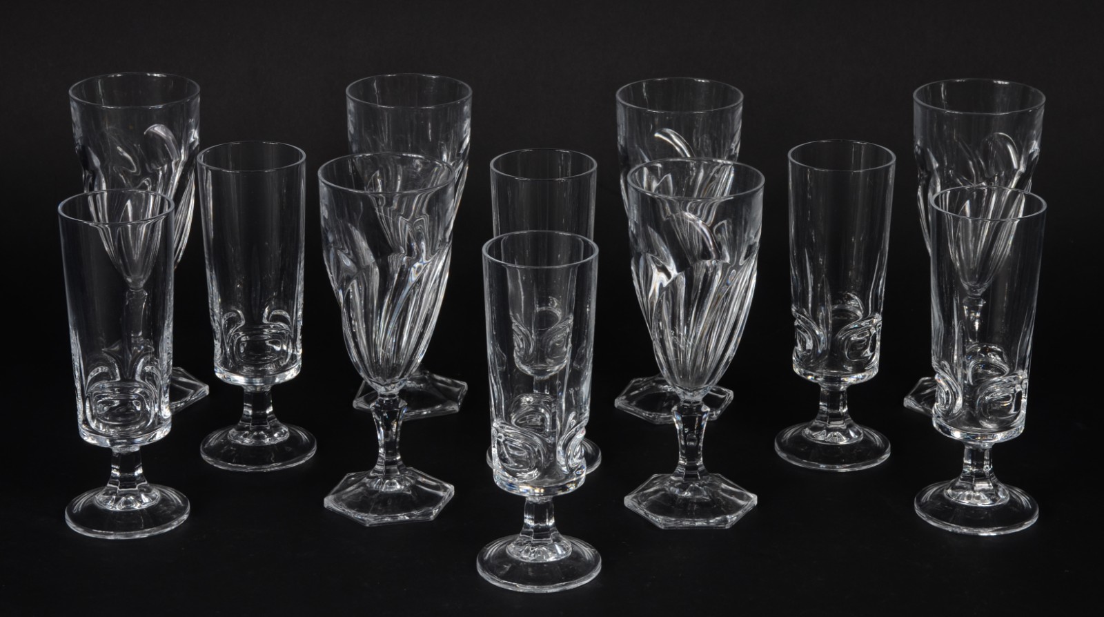 Diversos copos, sendo: 6 flutes para champagne com bases sextavadas e... - foto 1 de 4