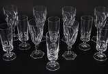 Diversos copos, sendo: 6 flutes para champagne ... - Diversos copos, sendo: 6 flutes para champagne com bases sextavadas e 6 com desenhos geométricos. (1 com bicado). Total 12 peças.