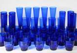 Serviço com 45 copos de vidro na cor azul, em d... - Serviço com 45 copos de vidro na cor azul, em diferentes tamanhos.