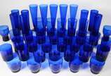 Serviço com 45 copos de vidro na cor azul, em d... - Serviço com 45 copos de vidro na cor azul, em diferentes tamanhos.