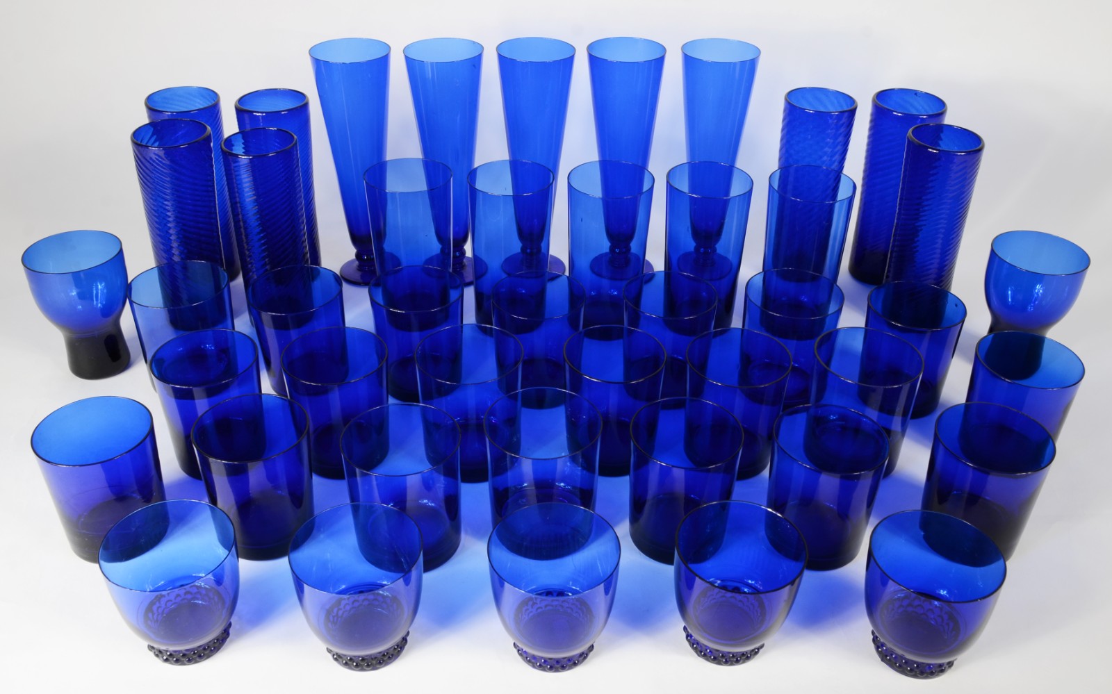 Serviço com 45 copos de vidro na cor azul, em diferentes tamanhos. - foto 2 de 5