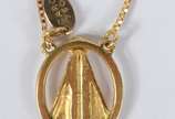Gargantilha de ouro amarelo 750 com pingente de... - Gargantilha de ouro amarelo 750 com pingente de Nossa Senhora Aparecida. (Por motivos de segurança a peça não se encontra na loja).