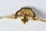 Gargantilha de ouro amarelo 750 com pingente de... - Gargantilha de ouro amarelo 750 com pingente de Nossa Senhora Aparecida. (Por motivos de segurança a peça não se encontra na loja).