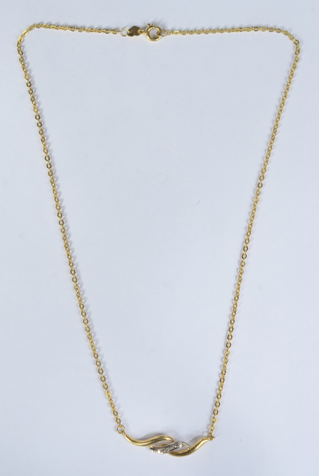 Gargantilha de ouro amarelo 750 cravejada com brilhante. (Por motivos... - foto 2 de 6