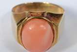 Anel de ouro amarelo 750 com pedra coral, aro 1... - Anel de ouro amarelo 750 com pedra coral, aro 16. (Por motivos de segurança a peça não se encontra na loja).