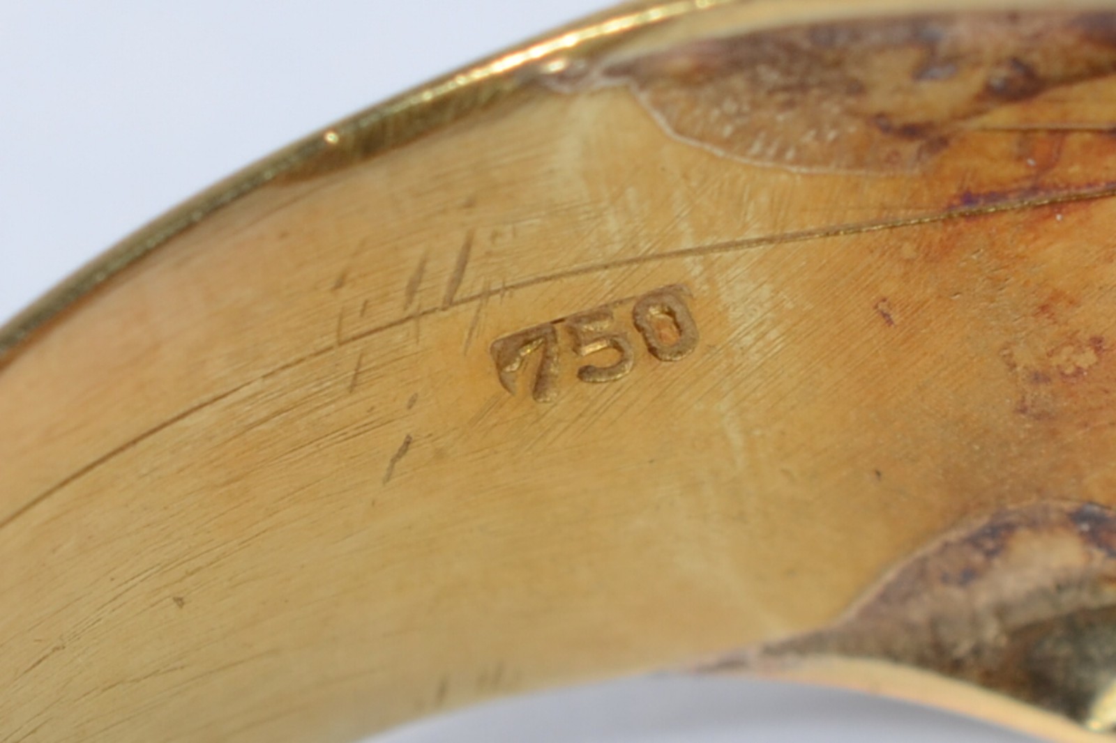 Anel de ouro amarelo 750 com pedra coral, aro 16. (Por motivos de... - foto 6 de 6