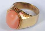 Anel de ouro amarelo 750 com pedra coral, aro 1... - Anel de ouro amarelo 750 com pedra coral, aro 16. (Por motivos de segurança a peça não se encontra na loja).